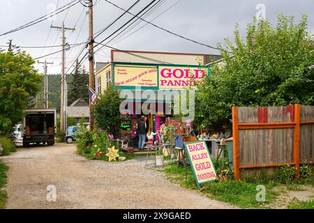 Old City Center de Skagway, Alaska - vitrine d'époque du Back Alley Rock Shop et Gold Panning dans le parc historique national de la ruée vers l'or du Klondike Banque D'Images