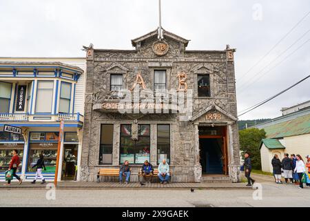 Vieux centre-ville de Skagway, Alaska - façade de l'Arctic Brotherhood Hall décoré de bois flotté dans le bâtiment 'Camp Skagway No. 1', érigé en 1899 i Banque D'Images