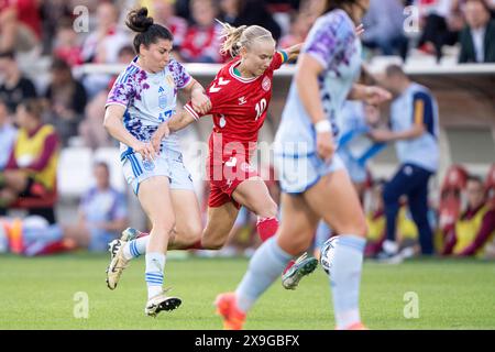 Vejle, Danemark. 31 mai 2024. Le Danois Pernille est plus dur dans la bataille avec l'Espagnol Lucia Garcia lors du match de qualification du Championnat d'Europe entre le Danemark et l'Espagne au stade Vejle le vendredi 31 mai 2024. (Photo : Bo Amstrup/Ritzau Scanpix) crédit : Ritzau/Alamy Live News Banque D'Images