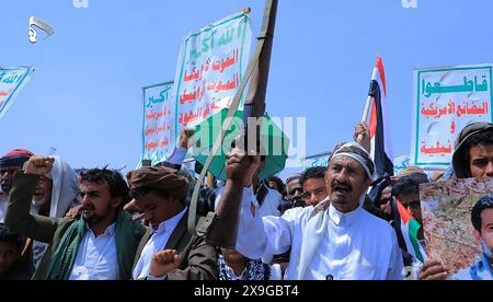 Sanaa, Yémen. 31 mai 2024. Les manifestants, principalement des partisans houthis, se rassemblent pour manifester leur solidarité avec les Palestiniens à Gaza, dans le cadre du conflit en cours entre Israël et les Palestiniens, à Sanaa, au Yémen, vendredi 31 mai 2024. Photo par Houthi Group presse Service/ crédit : UPI/Alamy Live News Banque D'Images