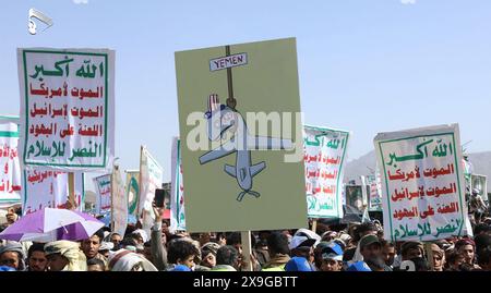 Sanaa, Yémen. 31 mai 2024. Les manifestants, principalement des partisans houthis, se rassemblent pour manifester leur solidarité avec les Palestiniens à Gaza, dans le cadre du conflit en cours entre Israël et les Palestiniens, à Sanaa, au Yémen, vendredi 31 mai 2024. Photo par Houthi Group presse Service/ crédit : UPI/Alamy Live News Banque D'Images