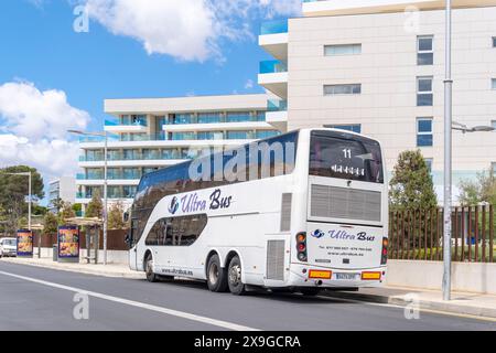 Palma de Majorque, Espagne ; 08 mai 2024 : bus touristique Ultra bus stationné devant un hôtel de luxe moderne dans la station touristique de Playa de Palma, Majorque Banque D'Images