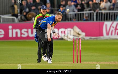 Hove UK 31 mai 2024 - Nathan McAndrew bowling pour Sussex Sharks lors du match de cricket Vitality T20 Blast entre Sussex Sharks et Gloucestershire au 1er Central County Ground à Hove : crédit Simon Dack /TPI/ Alamy Live News Banque D'Images