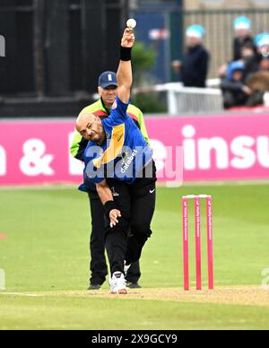 Hove UK 31 mai 2024 - Tymal Mills of Sussex Sharks bowling pendant le match de cricket Vitality T20 Blast entre Sussex Sharks et Gloucestershire au 1er Central County Ground à Hove : crédit Simon Dack /TPI/ Alamy Live News Banque D'Images