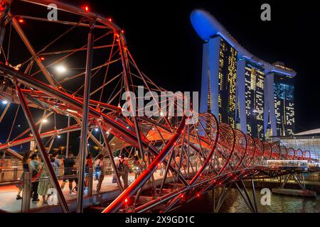 Marina Bay Sands Hotel et le pont hélicoïdal au crépuscule, Marina Bay, Downtown Core, Singapour Banque D'Images