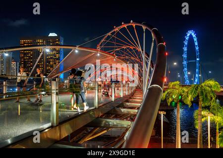L'Helix bridge à Marina Bay et Singapore Flyer, Singapour, en Asie du Sud-Est, l'Asie Banque D'Images