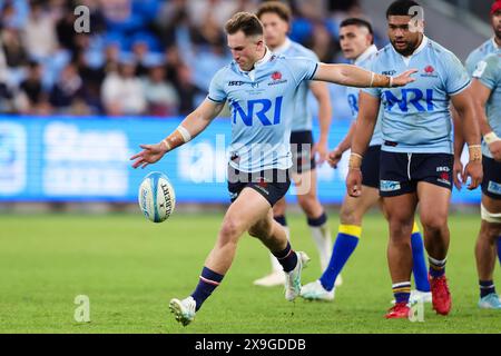 Sydney, Australie, 31 mai 2024. Jack Bowen des Waratahs Kicks lors du Super Rugby Pacific match entre les Waratahs de Nouvelle-Galles du Sud et les Reds du Queensland au stade Allianz le 31 mai 2024 à Sydney, en Australie. Crédit : Pete Dovgan/Speed Media/Alamy Live News Banque D'Images