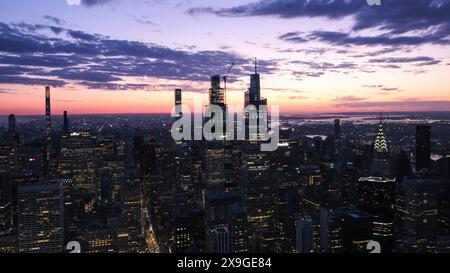 Weehawken, États-Unis. 1er janvier 2024. Lever du soleil sur l'île de Manhattan à New York, États-Unis, ce vendredi 31 mai crédit : Brazil photo Press/Alamy Live News Banque D'Images