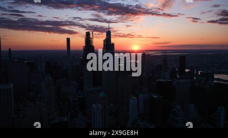 Weehawken, États-Unis. 1er janvier 2024. Lever du soleil sur l'île de Manhattan à New York, États-Unis, ce vendredi 31 mai crédit : Brazil photo Press/Alamy Live News Banque D'Images