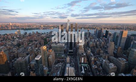 Weehawken, États-Unis. 1er janvier 2024. Lever du soleil sur l'île de Manhattan à New York, États-Unis, ce vendredi 31 mai crédit : Brazil photo Press/Alamy Live News Banque D'Images