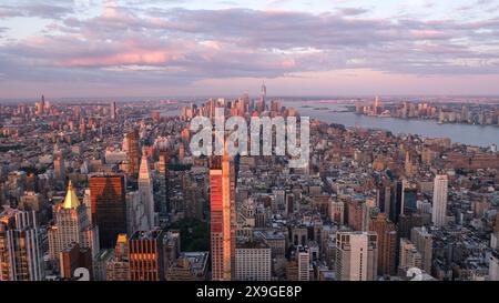 Weehawken, États-Unis. 1er janvier 2024. Lever du soleil sur l'île de Manhattan à New York, États-Unis, ce vendredi 31 mai crédit : Brazil photo Press/Alamy Live News Banque D'Images