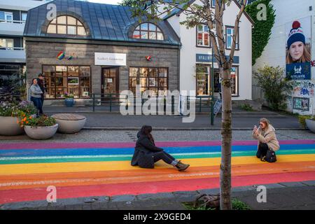 Skolavoerdustigur Rainbow Street à Reykjavik en Islande, peinte aux couleurs de l'arc-en-ciel lors du festival annuel de la Gay Pride Banque D'Images