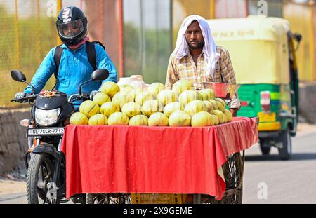 New Delhi, Inde. 31 mai 2024. NEW DELHI, INDE - MAI 31 : un marchand couvre son visage avec une écharpe par une chaude journée près de New Ashok Nagar, alors que la température augmente dans la Delhi-NCR le 31 mai 2024 à New Delhi, en Inde. Delhi et la région de la capitale nationale, qui comprend Gurgaon, Noida, Faridabad, Ghaziabad et d'autres villes satellites, ont subi une grave vague de chaleur ces derniers jours alors que le mercure bat tous les records précédents. (Photo de Raj K Raj/Hindustan Times/Sipa USA ) crédit : Sipa USA/Alamy Live News Banque D'Images