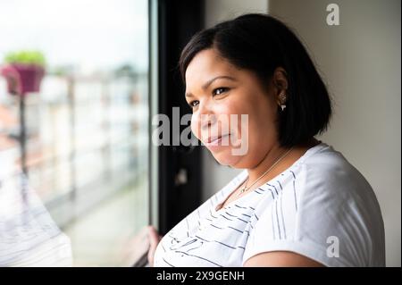 Portrait d'intérieur d'une femme hispanique de 39 ans, jette, Bruxelles, Belgique. autorisation du modèle Banque D'Images