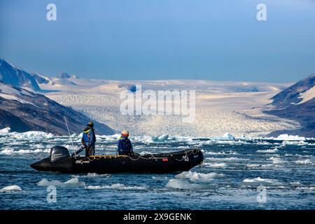 Touristes explorant le fjord de Kangerlussuaq en zodiaque, côte sud-est, Groenland Banque D'Images