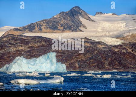 Fjord de Kangerlussuaq. Grand iceberg dans le fjord pittoresque entouré de montagnes enneigées, côte sud-est, Groenland Banque D'Images