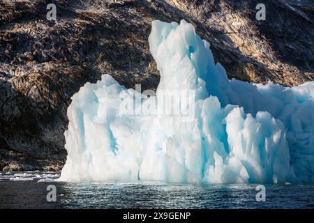 Fjord de Kangerlussuaq. Grand iceberg dans le fjord pittoresque entouré de montagnes enneigées, côte sud-est, Groenland Banque D'Images