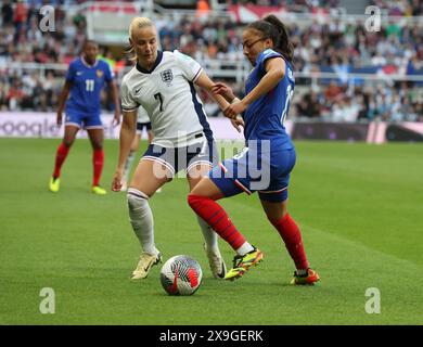 Newcastle upon Tyne, Royaume-Uni. 31 mai 2024. Beth Mead (G) d'Angleterre en action avec Selma Bacha de France lors du match de qualification européenne féminine de l'UEFA entre l'Angleterre féminine et la France féminine au James' Park, Newcastle upon Tyne. Le crédit photo devrait se lire : Nigel Roddis/Sportimage crédit : Sportimage Ltd/Alamy Live News Banque D'Images