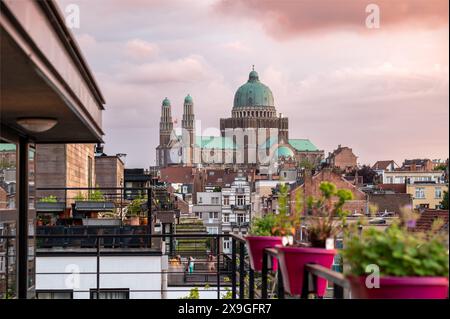 Bruxelles, Belgique - 23 mai 2024 - vue panoramique du paysage urbain au coucher du soleil sur Bruxelles avec la basilique du sacré cœur de Koekelberg dans le dos Banque D'Images