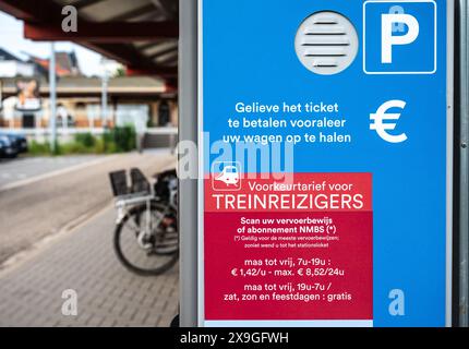 Tienen, Flandre, Belgique - 25 mai 2024 - distributeur automatique de tickets de parking à la gare Banque D'Images
