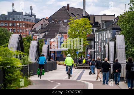 Ehemalige Eisenbahnbrücke über die Ruhr BEI Mülheim an der Ruhr, Jetzt Radweg- und Fußgängerbrücke, Teil des Radschnellwegs Ruhr RS1, NRW, Deutschland, Radschnellwegs Ruhr *** ancien pont de chemin de fer sur la Ruhr près de Mülheim an der Ruhr, aujourd'hui piste cyclable et pont piétonnier, partie de l'autoroute cyclable RS1 de la Ruhr, NRW, Allemagne, route cyclable de la Ruhr Banque D'Images