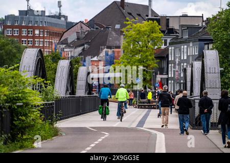 Ehemalige Eisenbahnbrücke über die Ruhr BEI Mülheim an der Ruhr, Jetzt Radweg- und Fußgängerbrücke, Teil des Radschnellwegs Ruhr RS1, NRW, Deutschland, Radschnellwegs Ruhr *** ancien pont de chemin de fer sur la Ruhr près de Mülheim an der Ruhr, aujourd'hui piste cyclable et pont piétonnier, partie de l'autoroute cyclable RS1 de la Ruhr, NRW, Allemagne, route cyclable de la Ruhr Banque D'Images