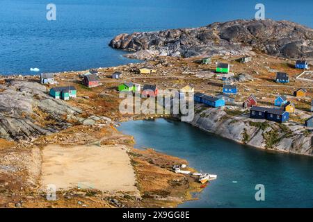 Maisons colorées dans le petit village inuit isolé d'Aappilattoq, sud du Groenland, mer Arctique. Banque D'Images