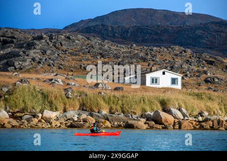 Kayak nerar les vestiges de la 14thc Hvalsey Farmstead banquet Hall, l'une des ruines nordiques les mieux conservées dans le pays. Hvalsey, Qaqortoq, Kujalleq, Sou Banque D'Images