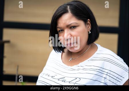 Portrait d'une femme hispanique de 39 ans, jette, Bruxelles, Belgique. autorisation du modèle Banque D'Images