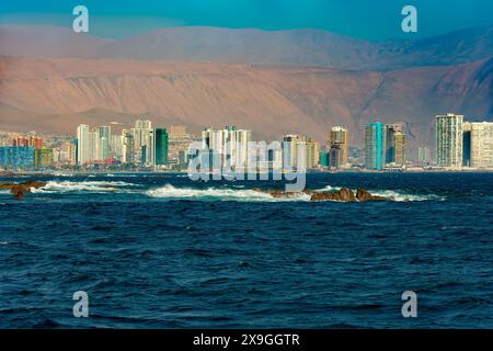 Vue depuis l'océan sur la ligne d'horizon d'Iquique dans le nord du Chili. Banque D'Images