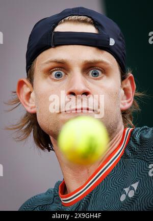 Paris, France. 31 mai 2024. Le belge Zizou Bergs photographié en action lors d'un match de tennis contre le bulgare Dimitrov, au troisième tour du simple masculin, lors de l'Open de France Roland Garros, à Paris, France, vendredi 31 mai 2024. Cette année, le tournoi de grand chelem se déroule du 26 mai au 9 juin. BELGA PHOTO BENOIT DOPPAGNE crédit : Belga News Agency/Alamy Live News Banque D'Images