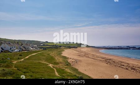 Image d'Alderney Beach au nord de l'île avec Fort Tougis en arrière-plan. Banque D'Images