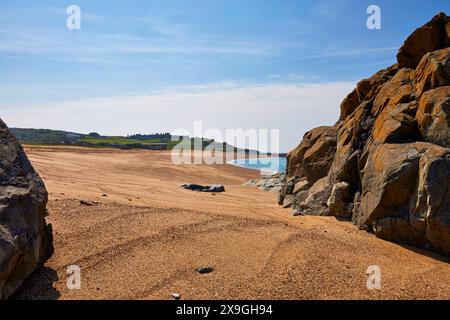 Image d'Alderney Beach au nord de l'île avec Fort Tougis en arrière-plan. Banque D'Images