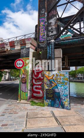 Paris, France - 05 10 2024 : Street art le long du canal de l'Ourcq Banque D'Images
