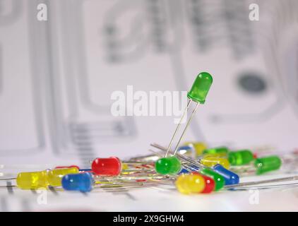 Lamelles semi-conductrices, diodes électroluminescentes (LED). Axé sur la LED verte dans le tas de composants électroniques. Banque D'Images