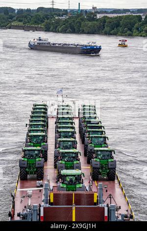 Rhine Ro-ro Service BV, transporteur de véhicules Dynamica, transporte tracteurs rectilignes, tracteurs, cargo sur le Rhin, près de Krefeld, Allemagne, Banque D'Images