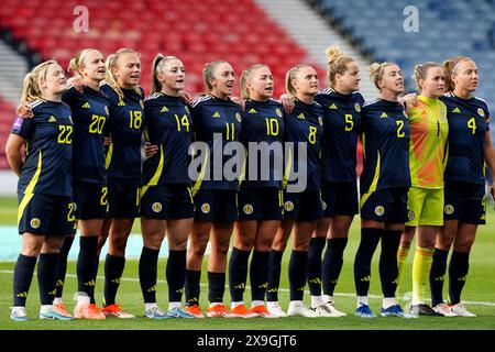 Écosse lors de l'hymne national avant le match de qualification de la Ligue B, Groupe B2 de l'UEFA Women's Euro 2025 à Hampden Park, Glasgow. Date de la photo : vendredi 31 mai 2024. Banque D'Images