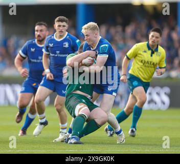 RDS Arena, Ballsbridge, Dublin, Irlande. 31 mai 2024. United Rugby Championship, Leinster versus Connacht ; Jamie Osborne de Leinster est attaqué Credit : action plus Sports/Alamy Live News Banque D'Images