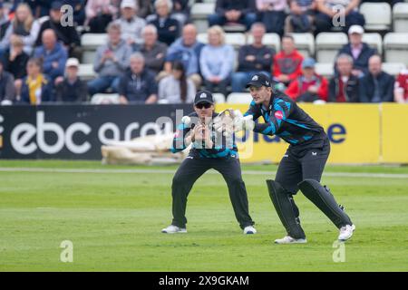 Gareth Roderick prend la capture du bowling de Nathan Smith pour renvoyer George Bell prise à Worcester, au Royaume-Uni lors du match Vitality Blast entre Worcestershire Rapids et Lancashire Lightning le 31 mai 2024, au Worcestershire County Cricket Club, New Road, Worcester Banque D'Images