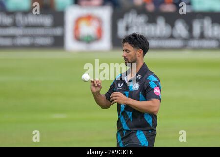 Brett D'Oliveira se prépare au bowling pris à Worcester, Royaume-Uni lors du match Vitality Blast entre Worcestershire Rapids et Lancashire Lightning le 31 mai 2024, au Worcestershire County Cricket Club, New Road, Worcester Banque D'Images