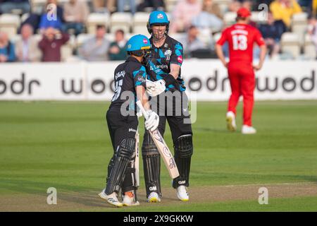 Brett D'Oliveira montre son appréciation à Adam Hose après son deuxième grand 6 d'affilée pris à Worcester, Royaume-Uni lors du match Vitality Blast entre Worcestershire Rapids et Lancashire Lightning le 31 mai 2024, au Worcestershire County Cricket Club, New Road, Worcester Banque D'Images