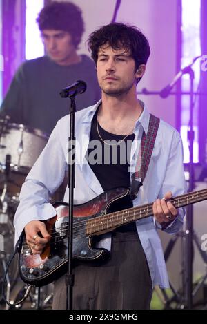 NY. 24 mai 2024. Dylan Minnette, Wallows sur scène pour NBC Today Show concert Series with Wallows, Rockefeller Plaza, New York, NY, 24 mai, 2024. crédit : Simon Lindenblatt/Everett Collection/Alamy Live News Banque D'Images