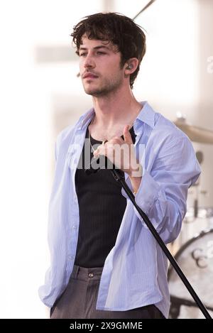 NY. 24 mai 2024. Dylan Minnette, Wallows sur scène pour NBC Today Show concert Series with Wallows, Rockefeller Plaza, New York, NY, 24 mai, 2024. crédit : Simon Lindenblatt/Everett Collection/Alamy Live News Banque D'Images