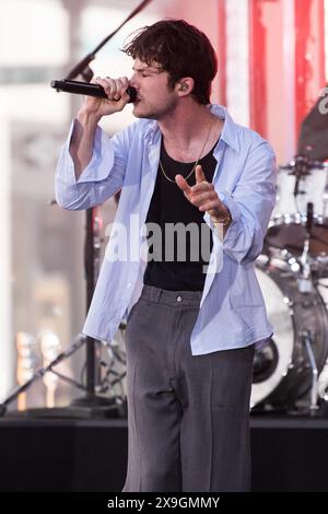 NY. 24 mai 2024. Dylan Minnette, Wallows sur scène pour NBC Today Show concert Series with Wallows, Rockefeller Plaza, New York, NY, 24 mai, 2024. crédit : Simon Lindenblatt/Everett Collection/Alamy Live News Banque D'Images