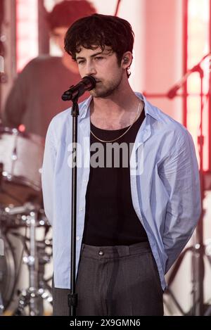 NY. 24 mai 2024. Dylan Minnette, Wallows sur scène pour NBC Today Show concert Series with Wallows, Rockefeller Plaza, New York, NY, 24 mai, 2024. crédit : Simon Lindenblatt/Everett Collection/Alamy Live News Banque D'Images