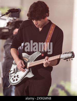 NY. 24 mai 2024. Braeden Lemasters, Wallows sur scène pour NBC Today Show concert Series with Wallows, Rockefeller Plaza, New York, NY, 24 mai, 2024. crédit : Simon Lindenblatt/Everett Collection/Alamy Live News Banque D'Images