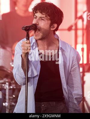 NY. 24 mai 2024. Dylan Minnette, Wallows sur scène pour NBC Today Show concert Series with Wallows, Rockefeller Plaza, New York, NY, 24 mai, 2024. crédit : Simon Lindenblatt/Everett Collection/Alamy Live News Banque D'Images