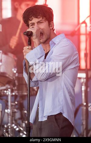 NY. 24 mai 2024. Dylan Minnette, Wallows sur scène pour NBC Today Show concert Series with Wallows, Rockefeller Plaza, New York, NY, 24 mai, 2024. crédit : Simon Lindenblatt/Everett Collection/Alamy Live News Banque D'Images