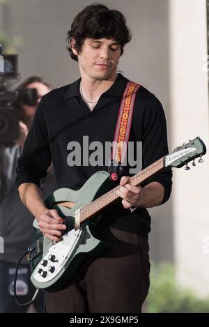NY. 24 mai 2024. Braeden Lemasters, Wallows sur scène pour NBC Today Show concert Series with Wallows, Rockefeller Plaza, New York, NY, 24 mai, 2024. crédit : Simon Lindenblatt/Everett Collection/Alamy Live News Banque D'Images