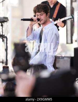 NY. 24 mai 2024. Dylan Minnette, Wallows sur scène pour NBC Today Show concert Series with Wallows, Rockefeller Plaza, New York, NY, 24 mai, 2024. crédit : Simon Lindenblatt/Everett Collection/Alamy Live News Banque D'Images